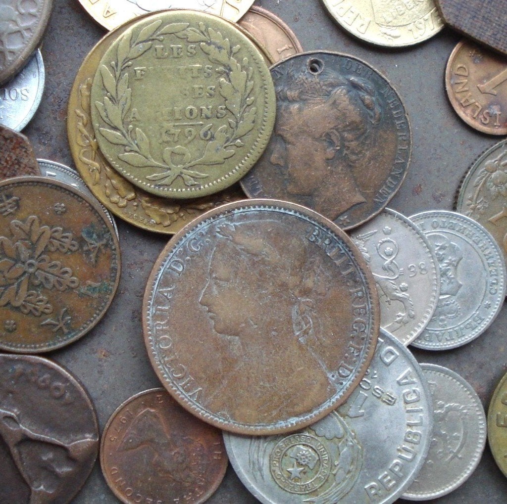 Antiek blik (Kyriazi Frezes sigaretten) met 50 munten e.d., Verzamelen, Blikken, Ophalen of Verzenden, Gebruikt, Overige