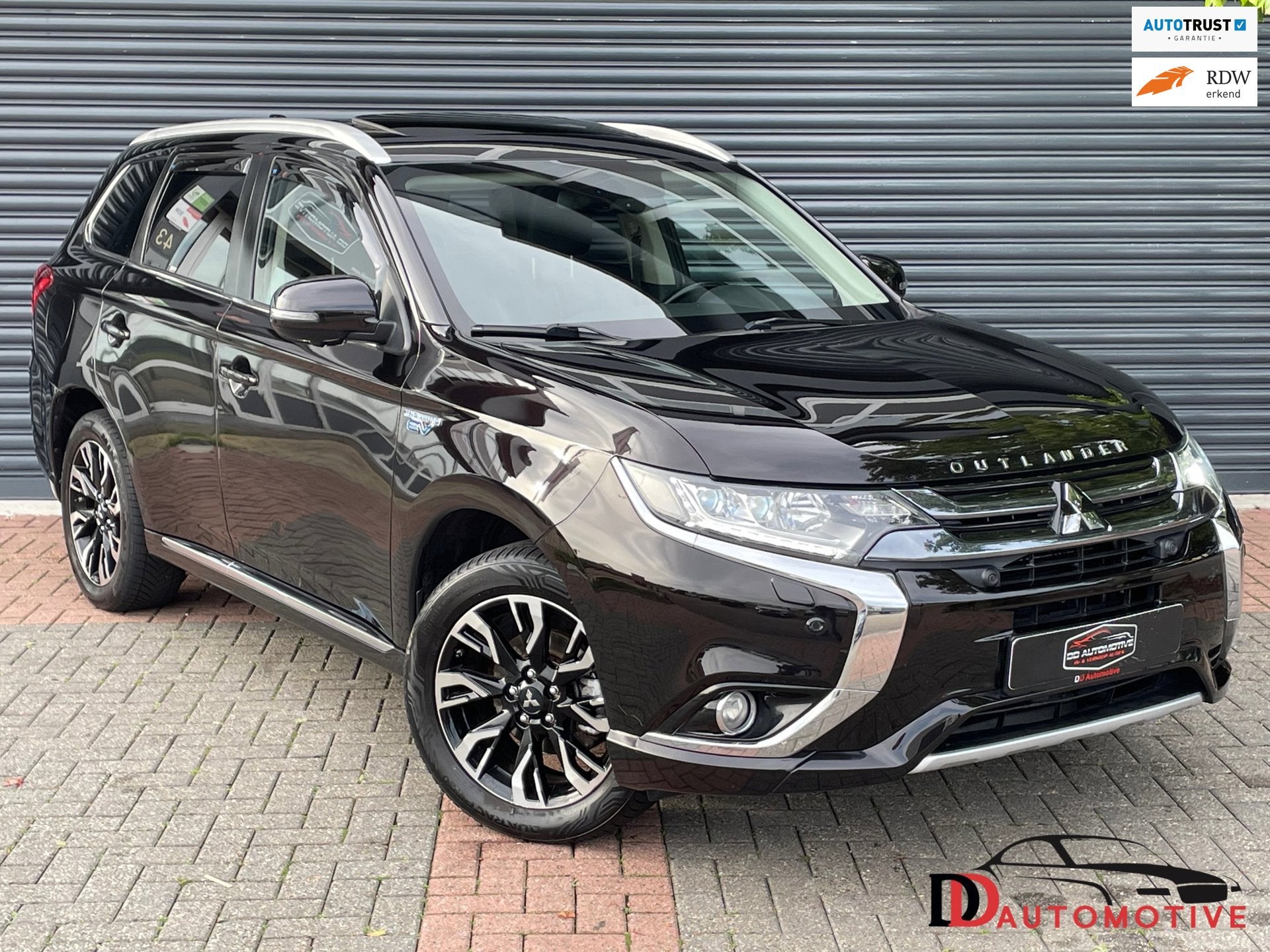 Mitsubishi Outlander 2.0 PHEV Instyle+ Schuifdak | Trekhaak, 4 cilinders, Verwarmde buitenspiegels, 1820 kg, Zwart