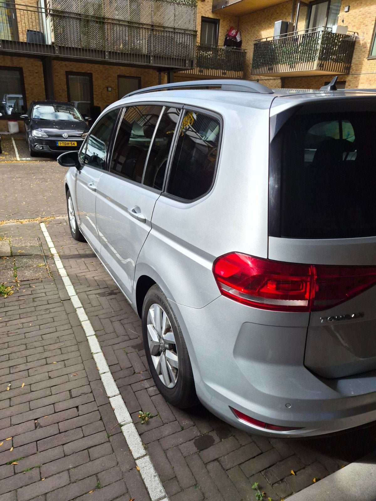 Volkswagen Touran 1.6 TDI 81KW/110PK 7-DSG 2016 Grijs, Auto's, 7 stoelen, Origineel Nederlands, 24 km/l, Diesel