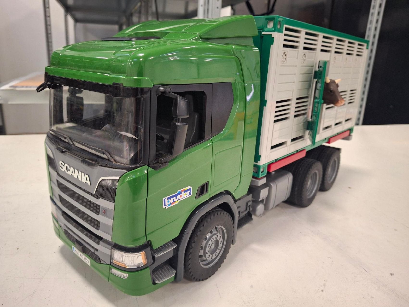 Bruder Scania Super R560 met wissellaadbak voor vee en rund, Ophalen of Verzenden, Zo goed als nieuw