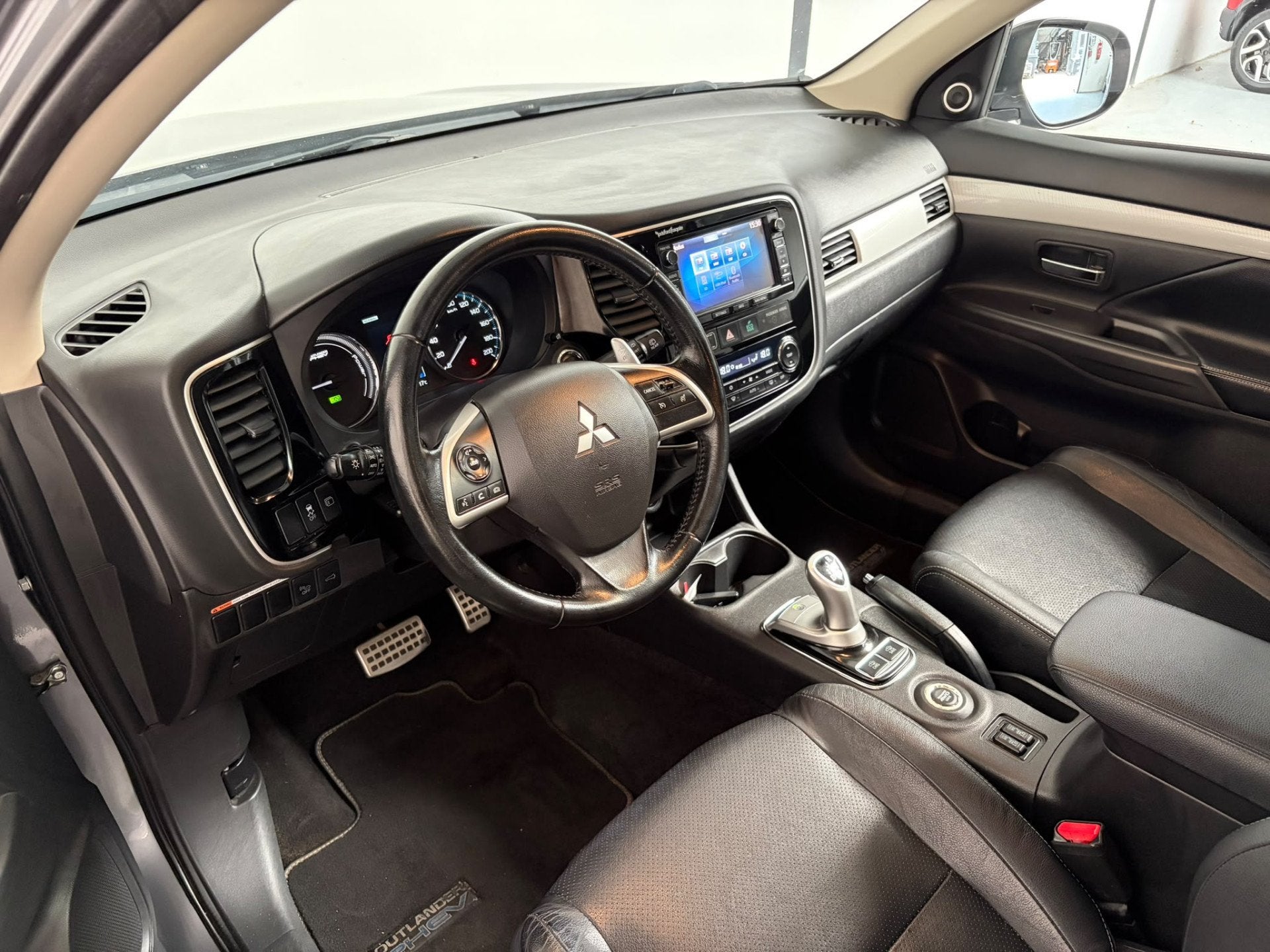 Mitsubishi Outlander 2.0 PHEV instyle. Trekhaak! (bj 2013), Auto's, Automaat, Automatische klimaatregeling, 4 cilinders, Bedrijf