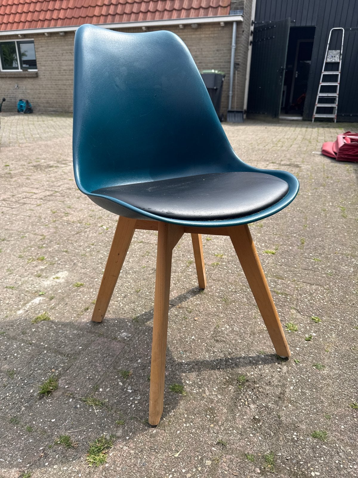 Moderne Eetkamerstoel - Blauw met Houten Poten, Huis en Inrichting, Stoelen, Gebruikt, Blauw, Ophalen of Verzenden, Eén