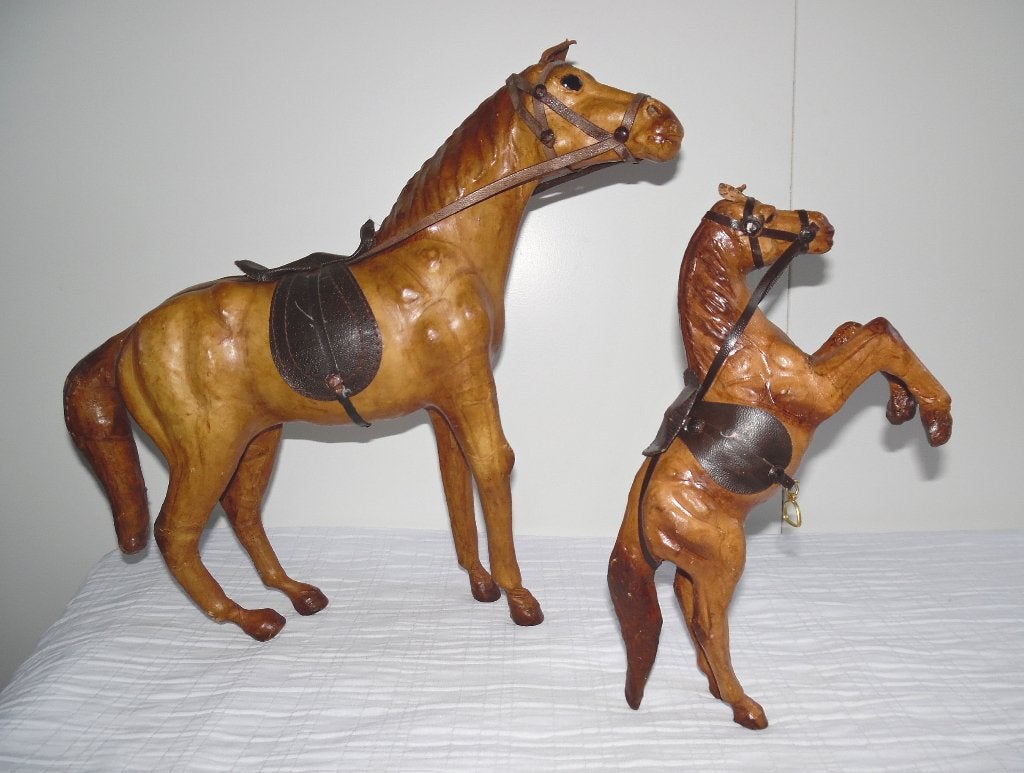 Twee paarden beelden van leder, Antiek en Kunst, Ophalen of Verzenden, Leer, Beeld