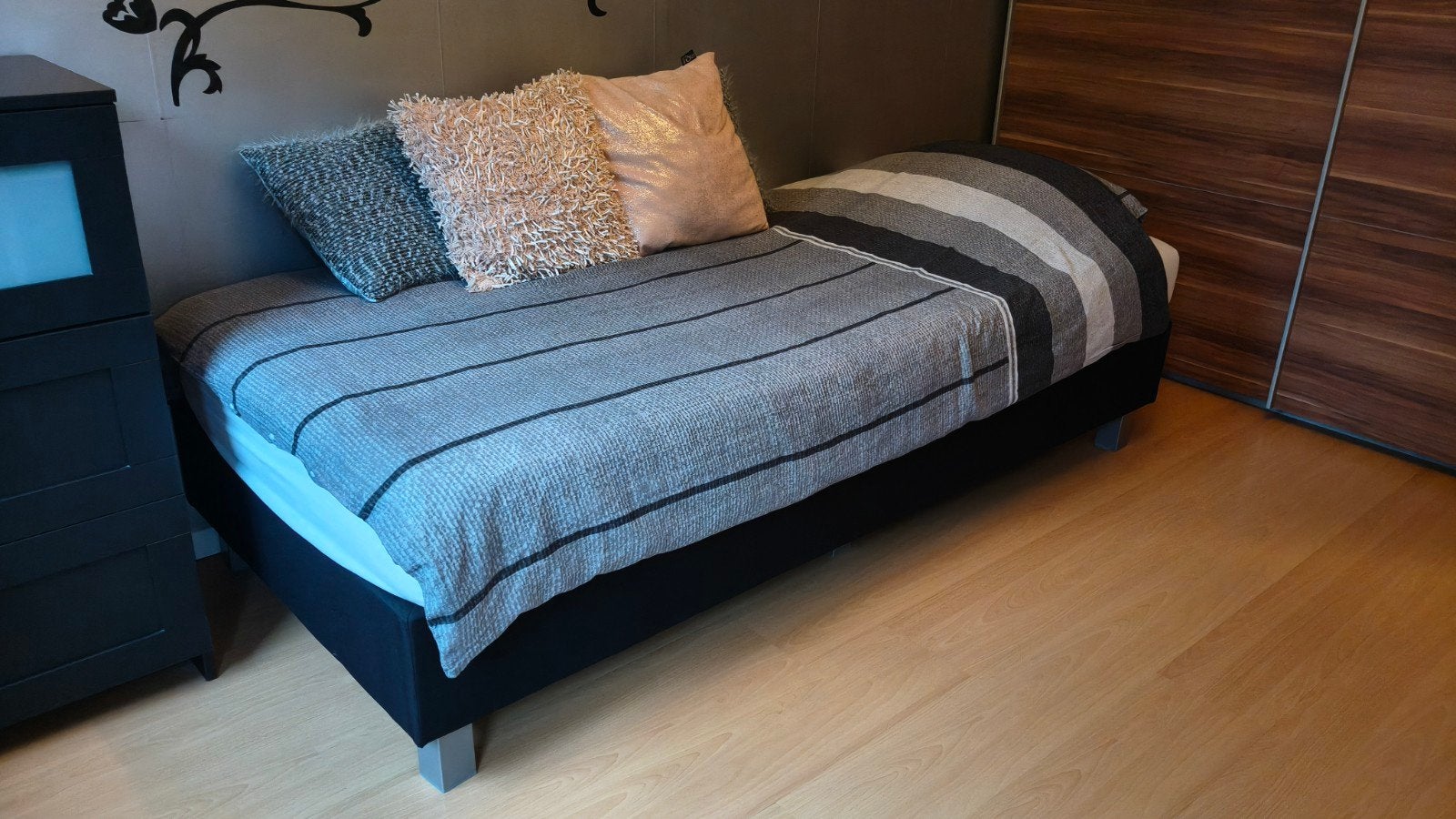 Eenpersoons boxspringbed met matras en kussens, Ophalen, 90 cm, Eenpersoons, Zwart