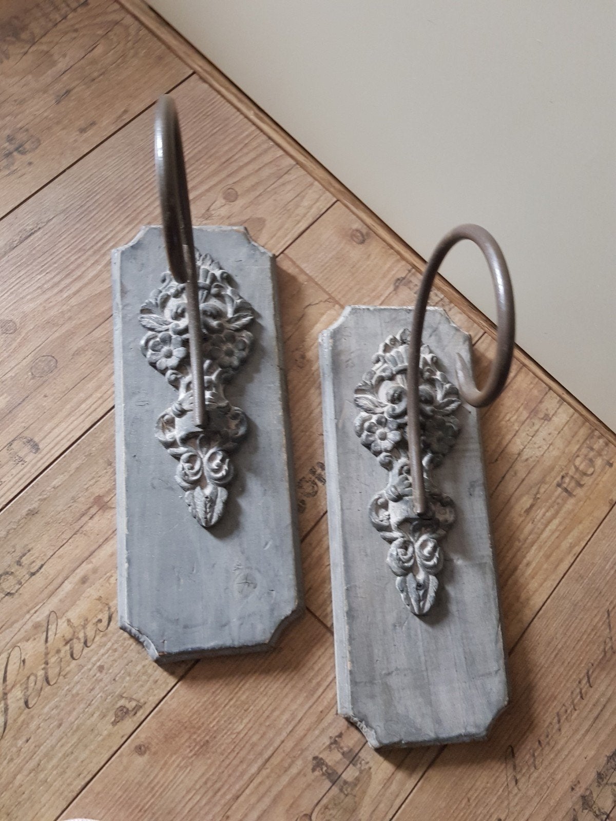 wandhaak / muurhanger met ornament 2 stuks, Wandhanger, Hout, Nieuw, Ophalen of Verzenden