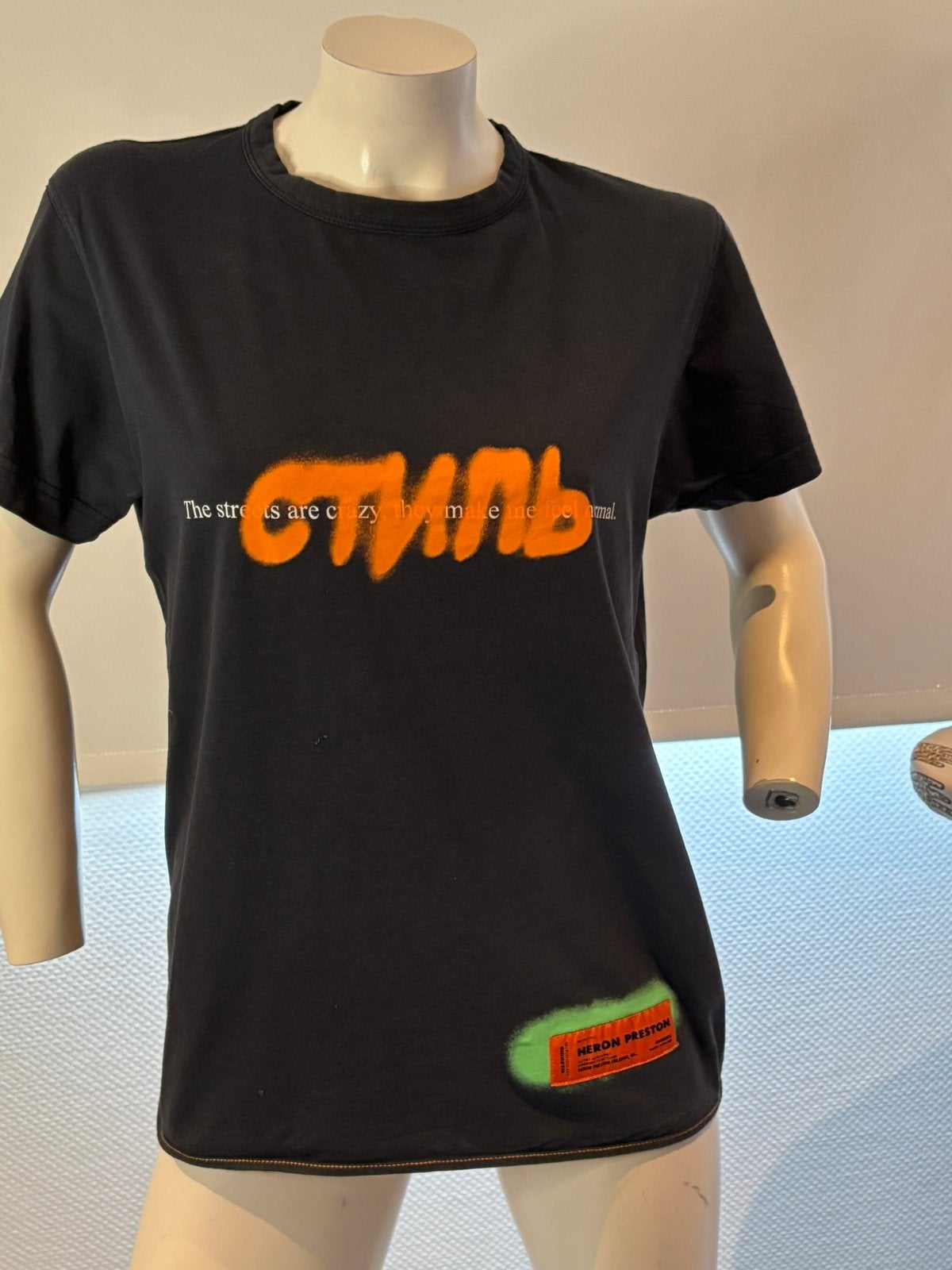 Heron preston shirt met emblemen maat xs, Zwart, Ophalen of Verzenden, Zo goed als nieuw, Korte mouw
