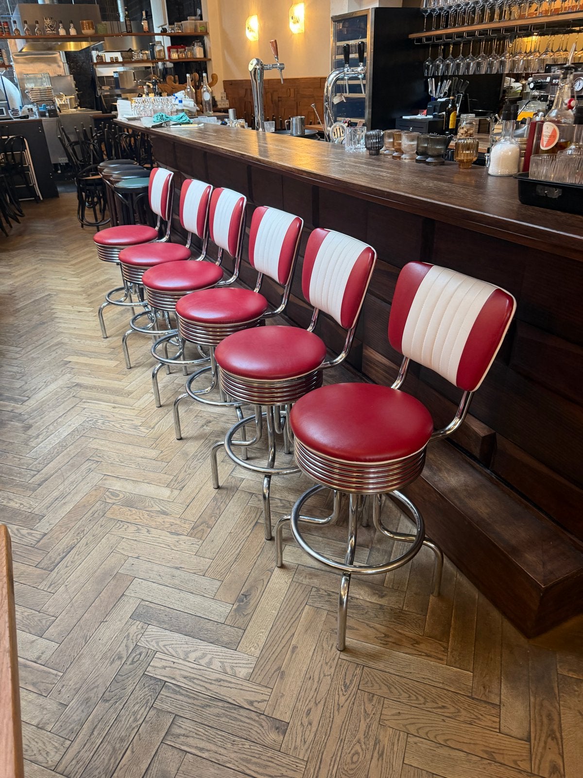Foto 4 van Set van 6 retro barkrukken - rood/wit, draaibaar, met rugleu