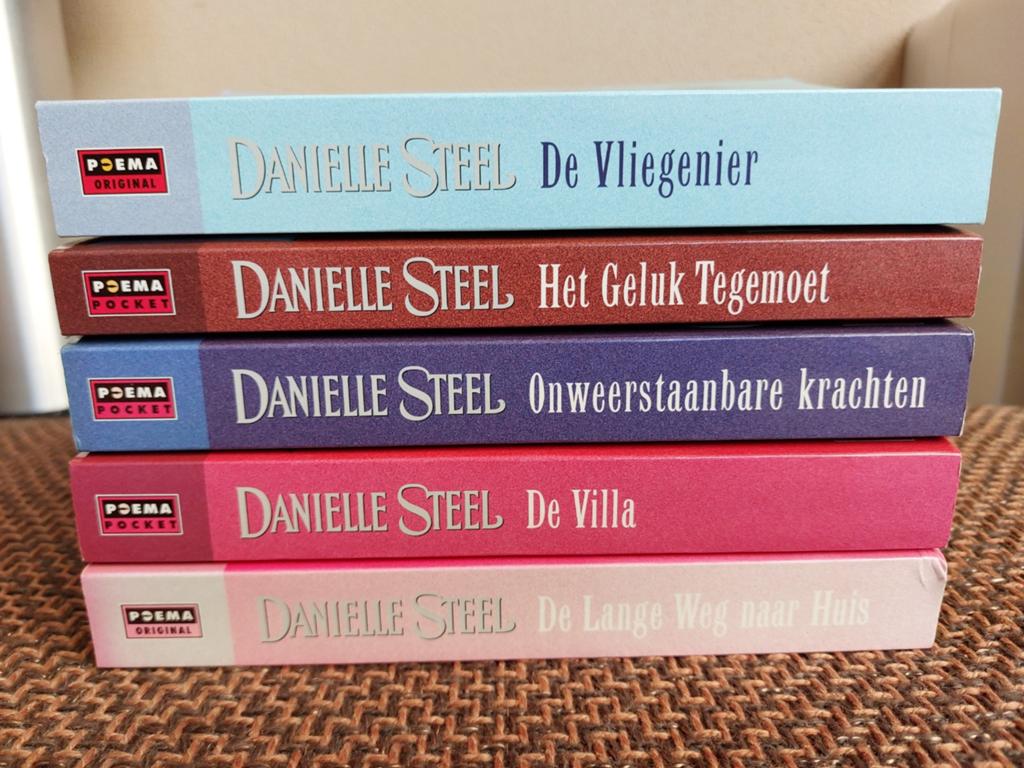 5 Danielle Steel: De Lange Weg naar Huis, De Villa e., Ophalen of Verzenden, Gelezen, Danielle Steel, Nederland