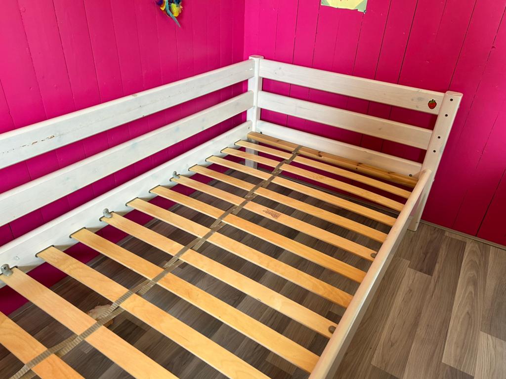 Degelijk kinderbed met 2 lades en een tafel, Ophalen, Gebruikt, 90 cm, Eenpersoons