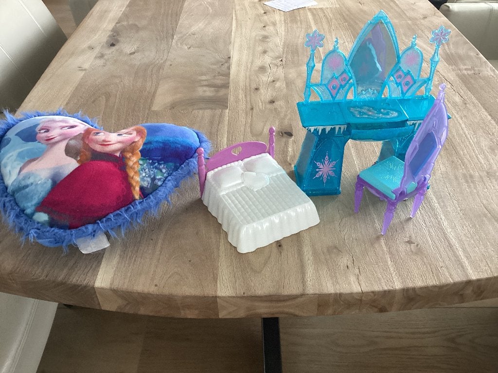 Poppenhuismeubels, thema Frozen met gratis kussentje., Kinderen en Baby's, Speelgoed | Poppenhuizen, Ophalen of Verzenden, Zo goed als nieuw
