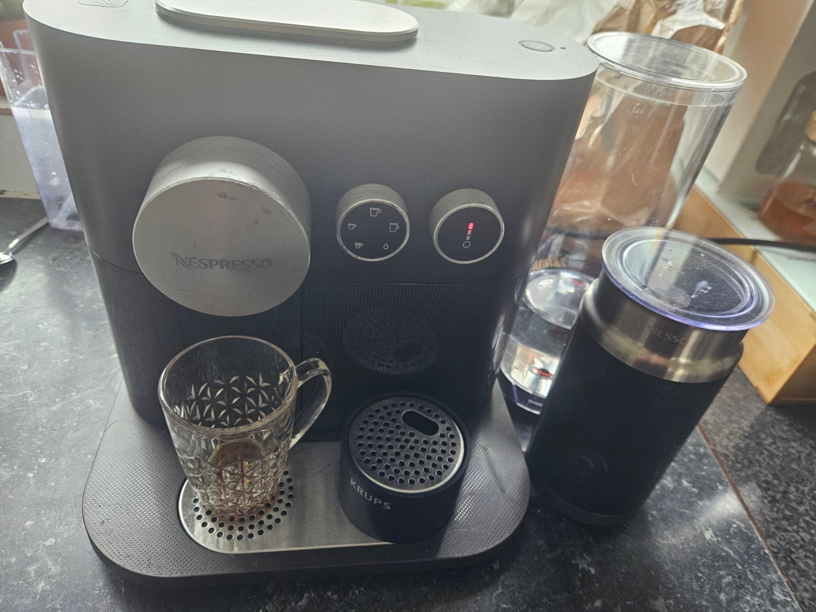 Nespresso Krups koffiemachine met lekkage (voor onderdelen), Ophalen of Verzenden, Niet werkend, Koffiemachine, Koffiepads en cups