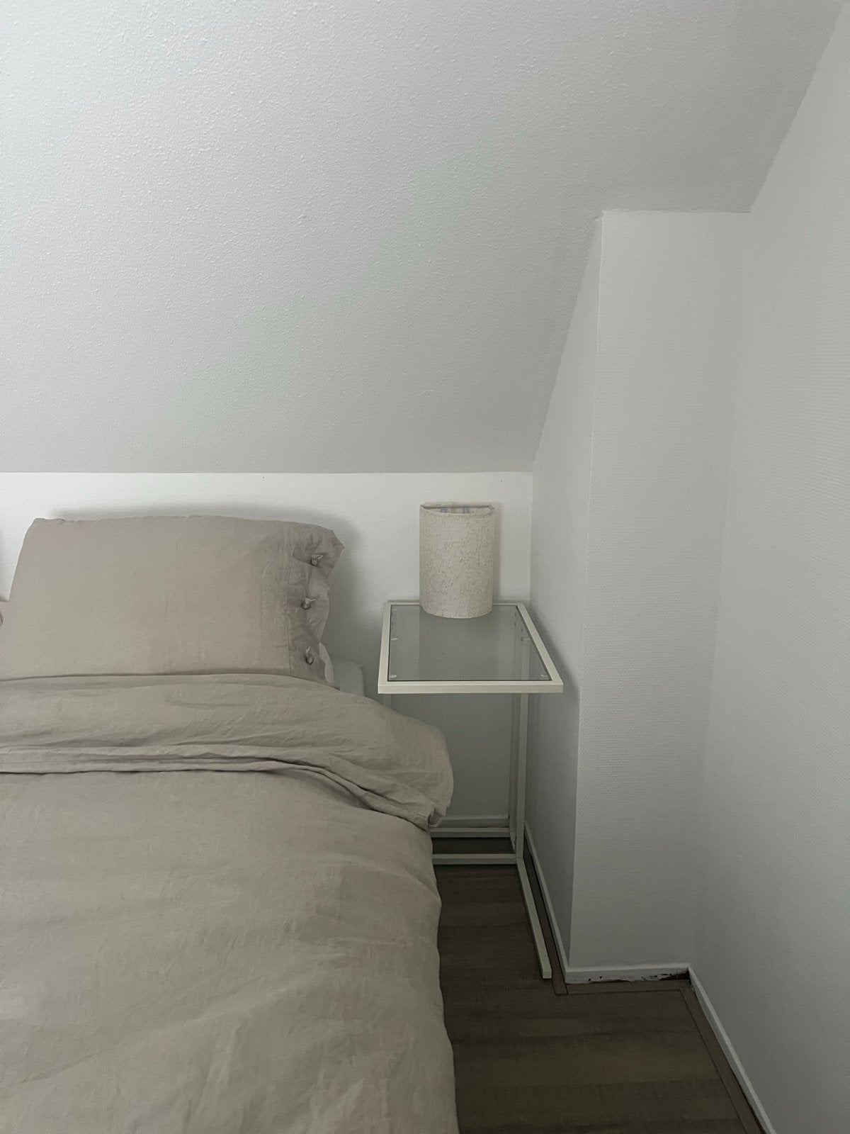 Nachtkastjes of laptoptafel met glazen blad wit ikea vittsjo, Huis en Inrichting, Minder dan 55 cm, Gebruikt, Metaal of Aluminium