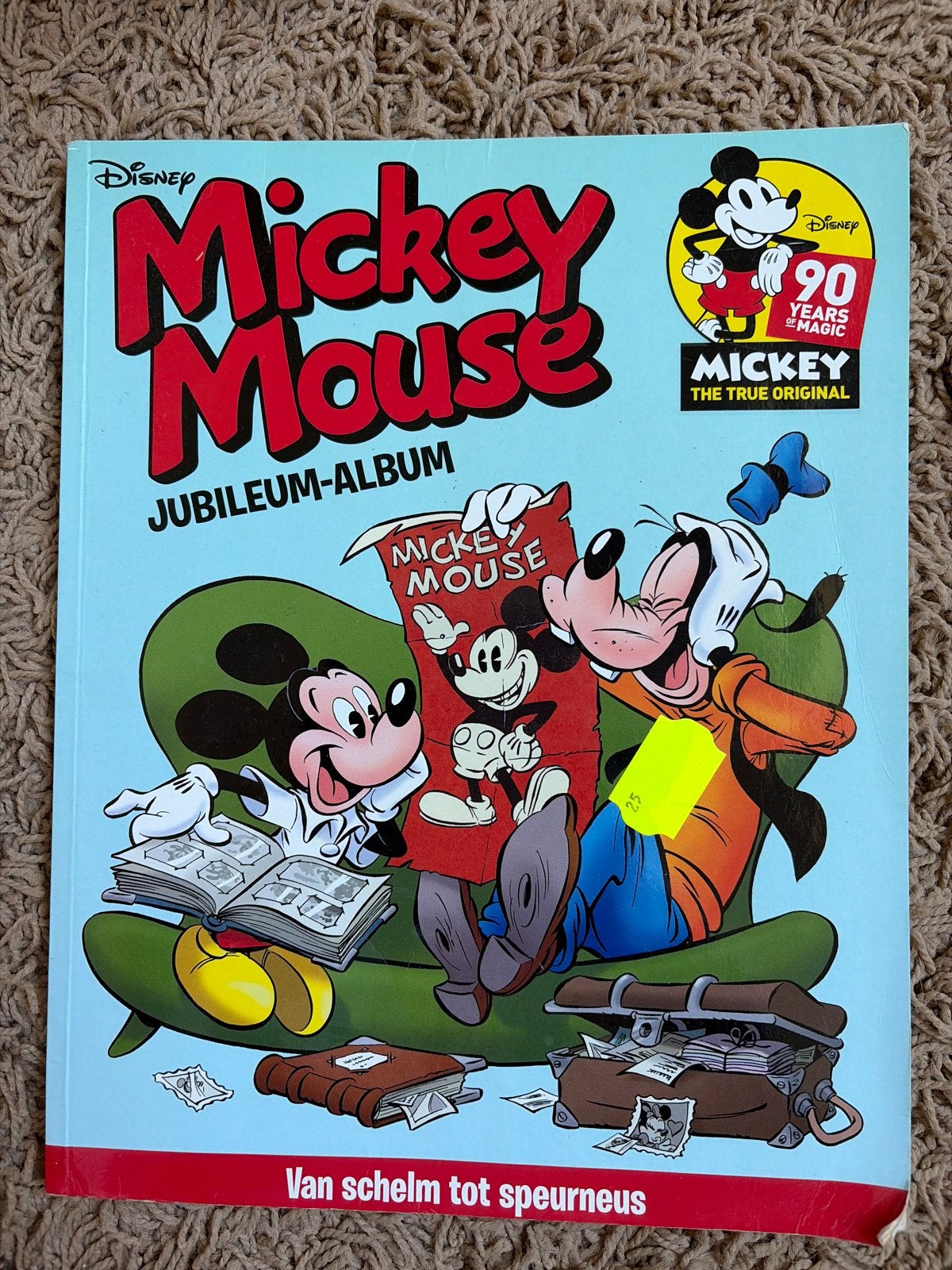 Mickey Mouse Jubileum-album: Van schelm tot speurneus, Eén stripboek, Ophalen of Verzenden, Gelezen