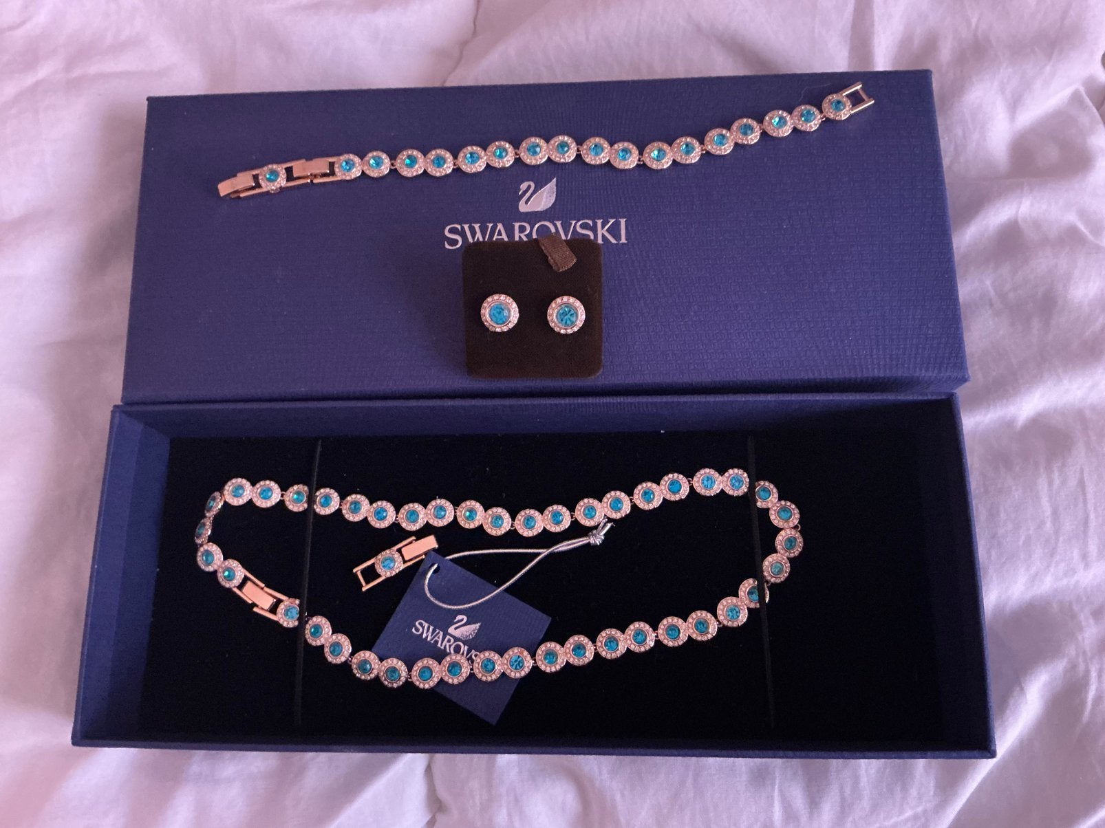 Te koop splinternieuw 3 delig sieradenset Angelic van Swarov, Verzamelen, Ophalen of Verzenden, Nieuw, Sieraad of Horloge