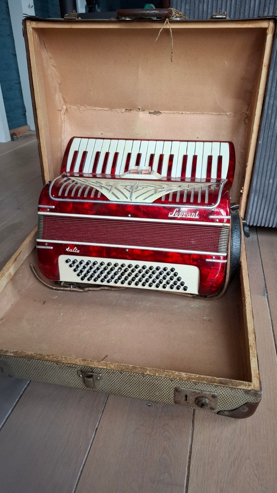 Soprani Italia accordeon + bladmuziek en doos bieden, Muziek en Instrumenten, Accordeons, Ophalen, 120-bas, Overige merken
