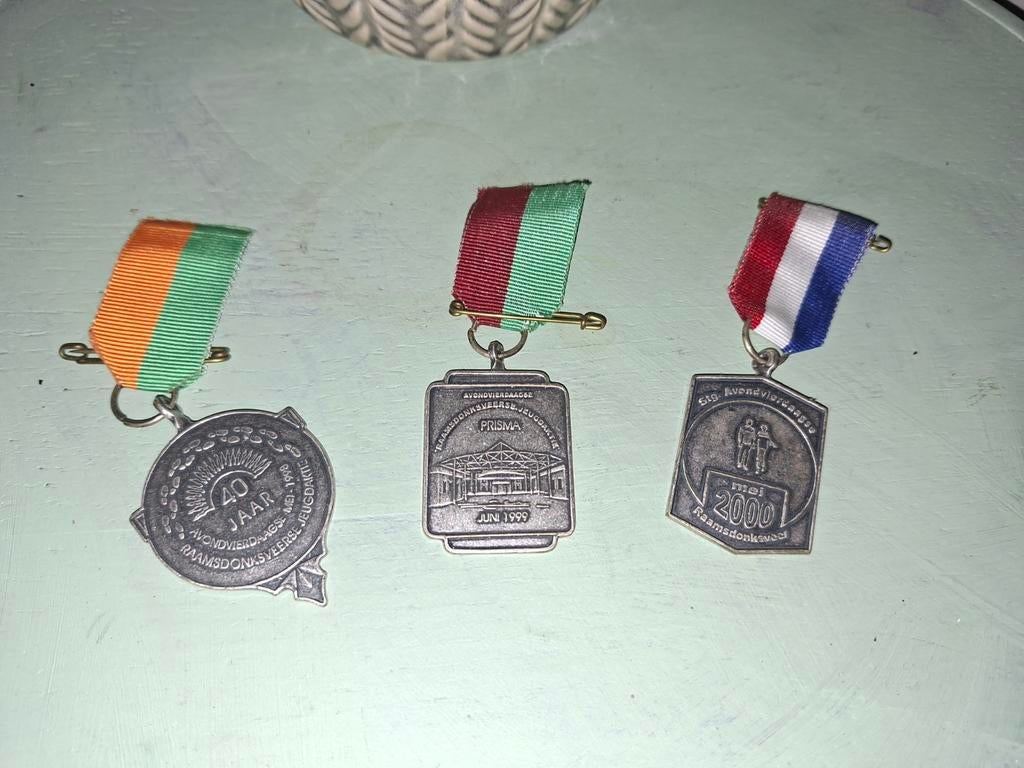 Oude Avondvierdaagse medailles, 1998'-99' & 2000., Ophalen of Verzenden, Overige materialen