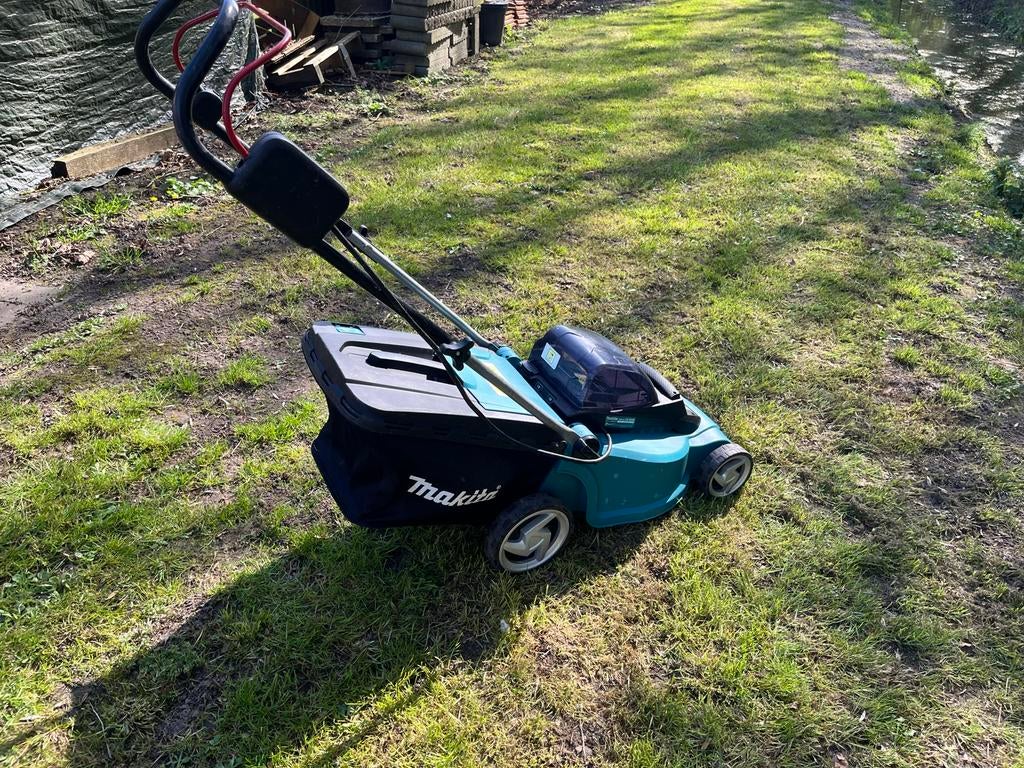 Makita DLM380 Accu Grasmaaier - Krachtig en Draadloos, Ophalen, Cirkelmaaier, Accu-grasmaaier, Zo goed als nieuw