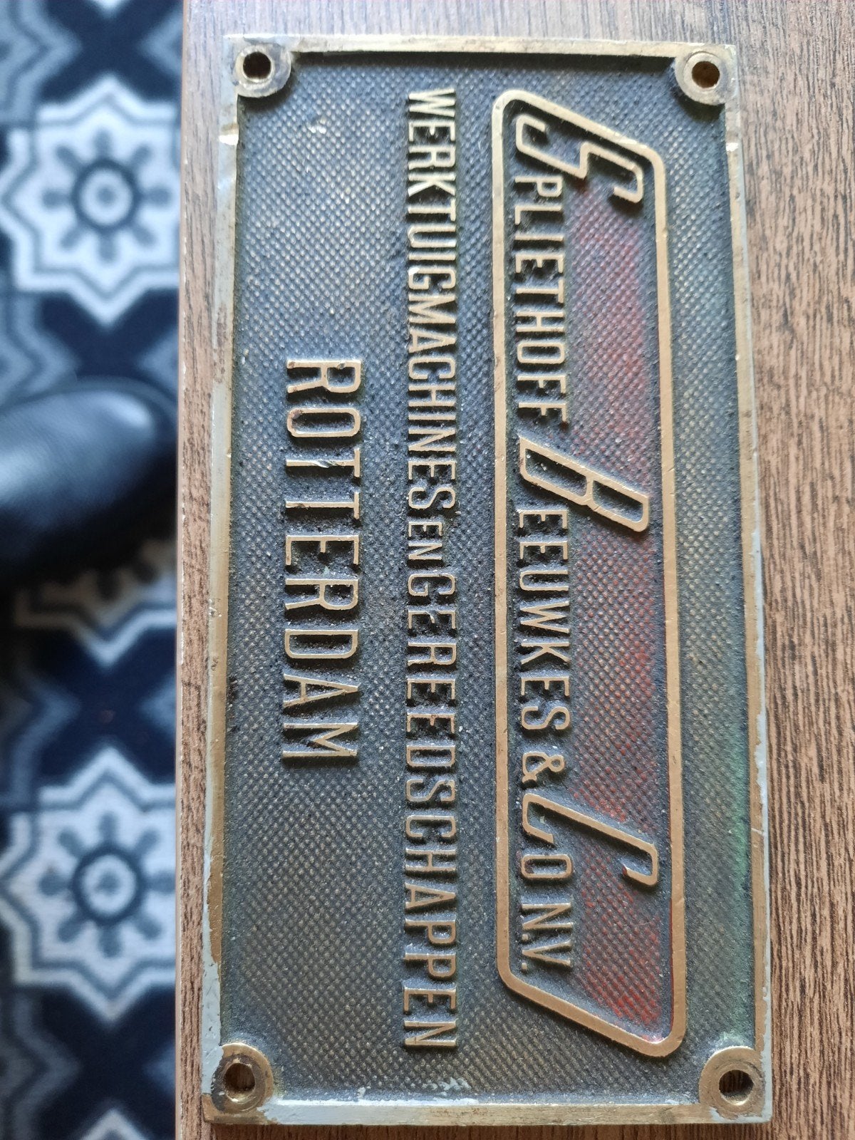 Bronzen fabrieksplaat, Ophalen, Brons