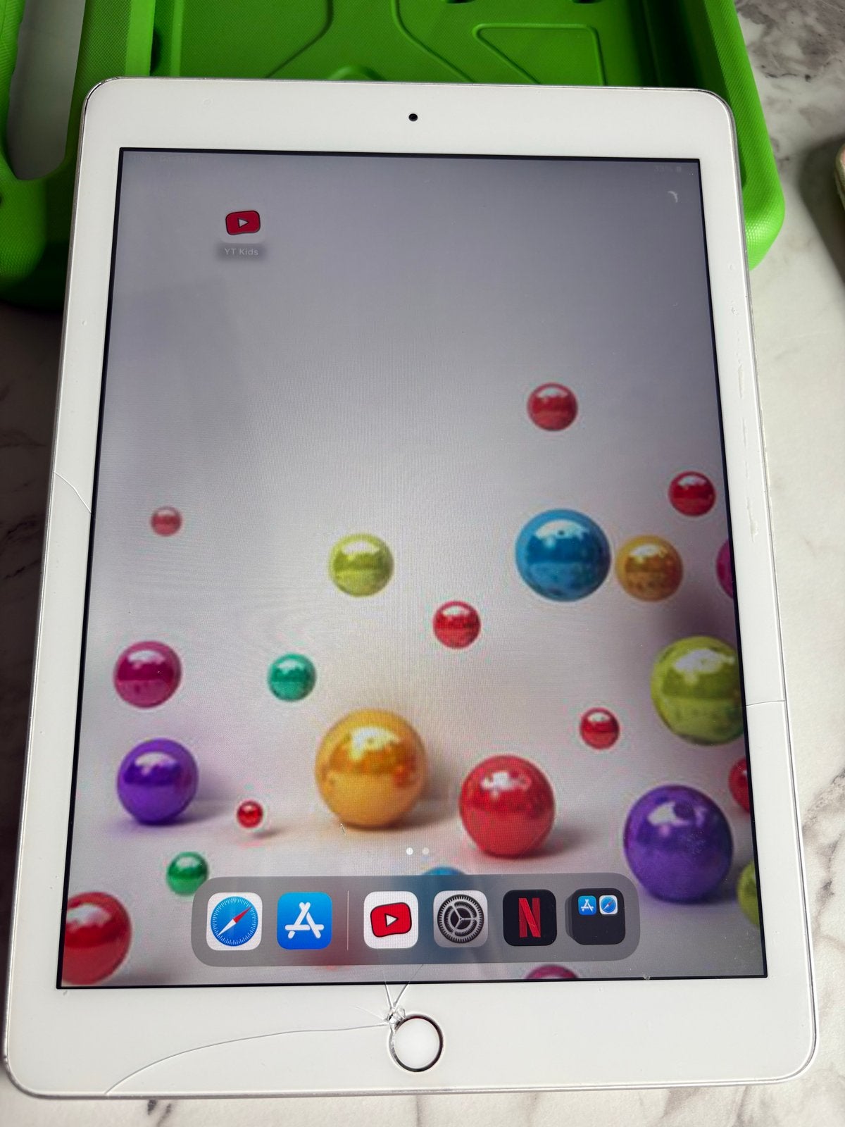 Apple iPad 5e generatie - Gebarsten scherm, Computers en Software, 32 GB, Apple iPad, Niet werkend, Zilver