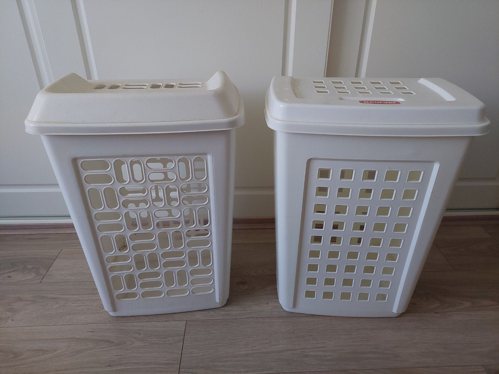 Twee plastic wasmanden, Ophalen
