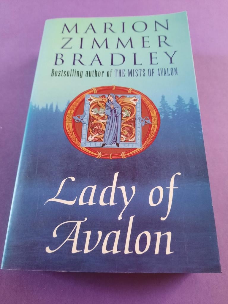 Marion Zimmer Bradley. Lady of Avalon, Ophalen of Verzenden, Gelezen