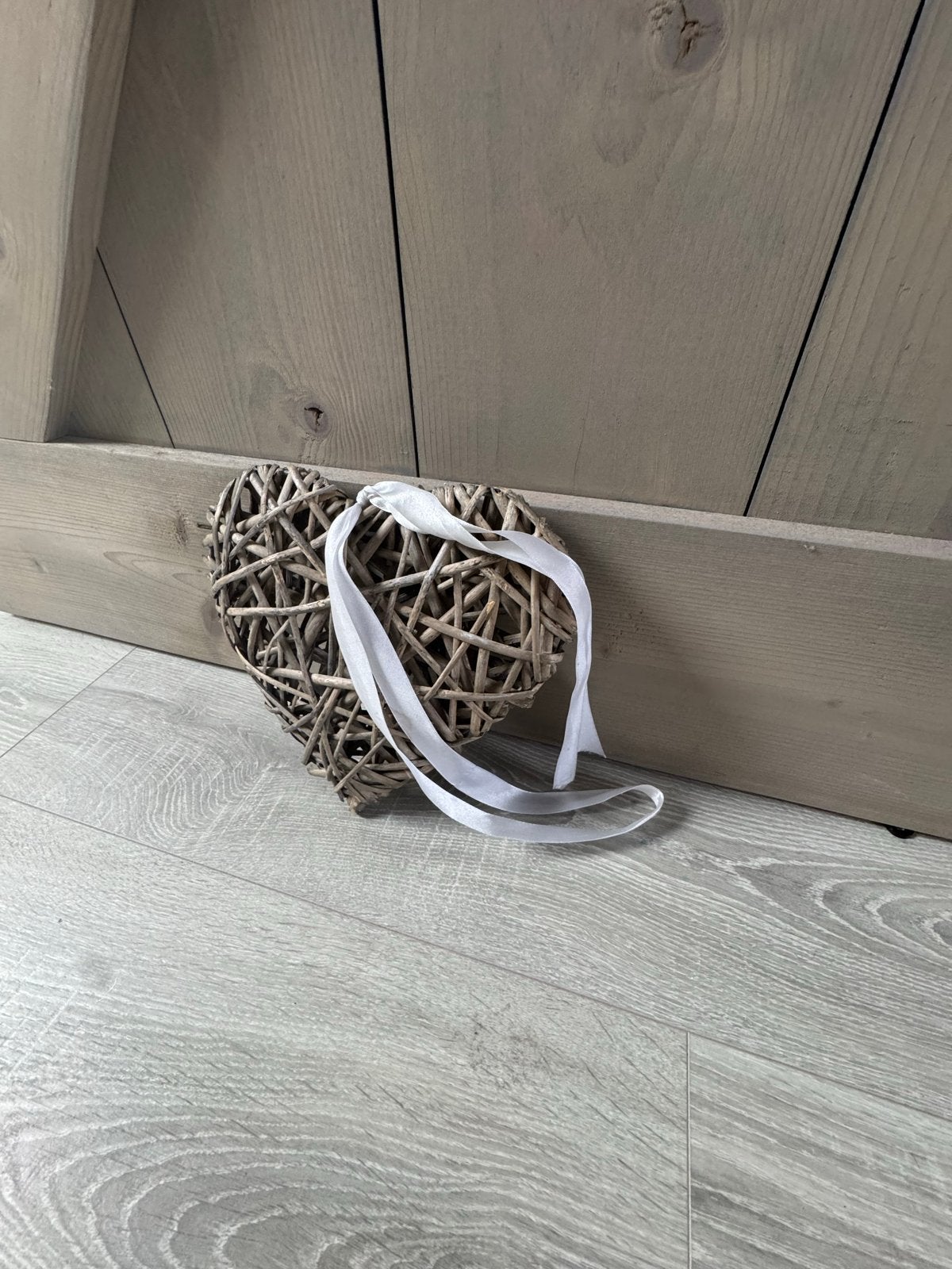 Decoratief rieten hart met wit lint, Huis en Inrichting, Woonaccessoires | Overige, Ophalen of Verzenden, Natuurlijk materiaal