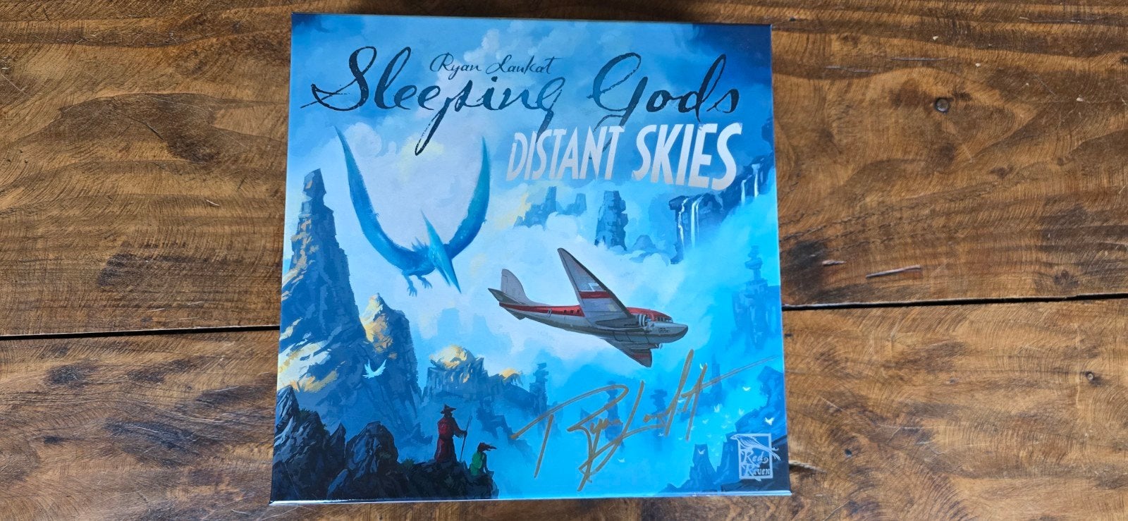 Sleeping Gods: Distant Skies ENG–Gesigneerd door Ryan Laukat, Hobby en Vrije tijd, Ophalen of Verzenden, Zo goed als nieuw