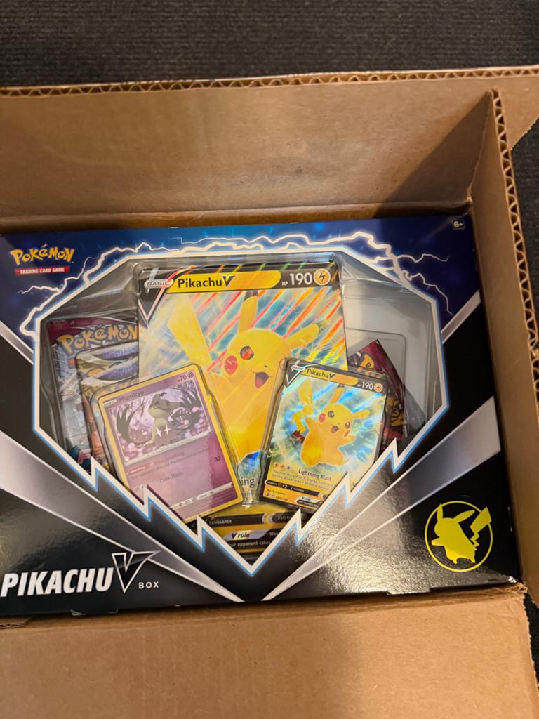 Pokémon Pikachu V Box - Nieuw en Ongeopend 6x, Ophalen of Verzenden, Nieuw, Boosterbox