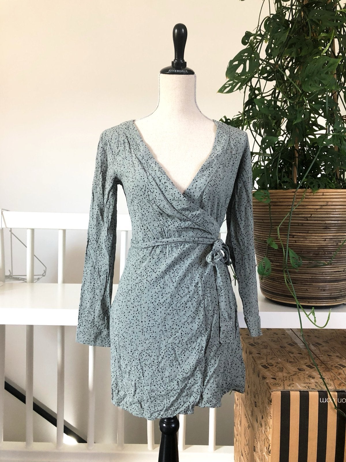 H&M Divided overslagjurk met stippen, maat 34 (XS), Kleding | Dames, Jurken, Ophalen of Verzenden, Zo goed als nieuw, Maat 34 (XS) of kleiner