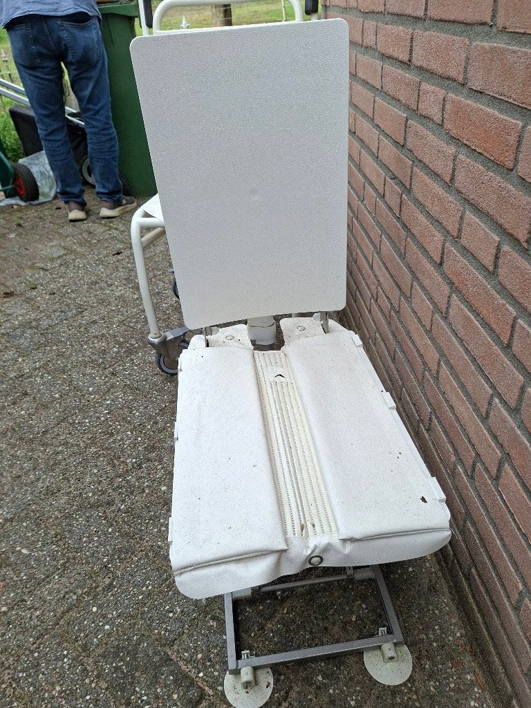 elektrische badlift badstoel, Ophalen, Zo goed als nieuw