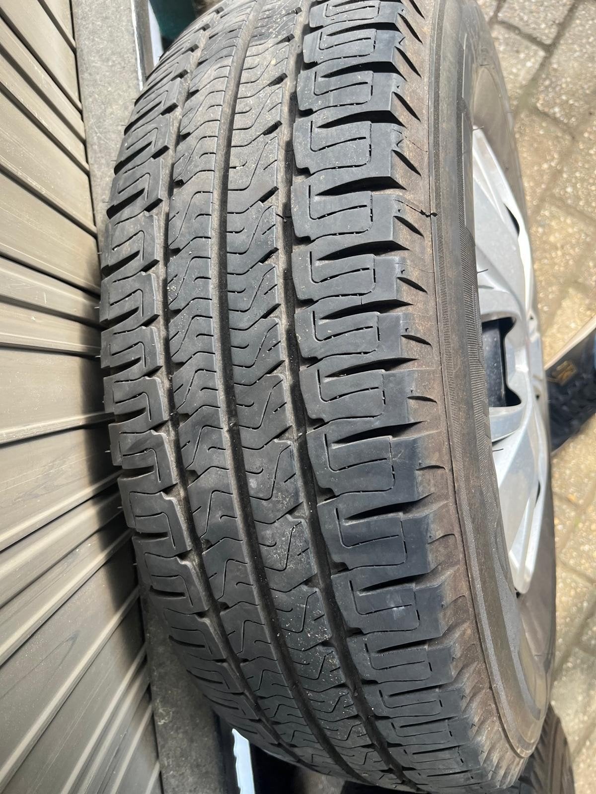 Set van 4 Michelin Agilis 225/75R16C banden voor bus, Ophalen, Gebruikt