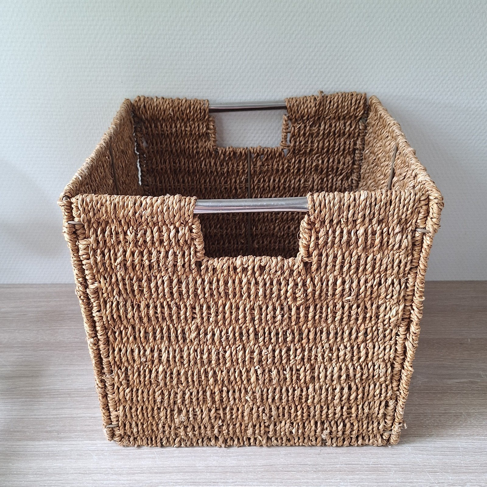 Zeegras mand met metalen handvaten 32x28x30 cm. (bv. Kallax), Mand, Vierkant, Ophalen of Verzenden, Zo goed als nieuw