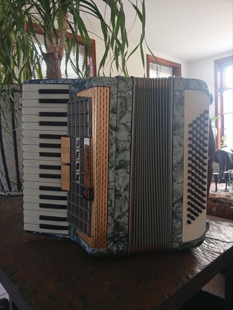Scandalli Accordeon, Muziek en Instrumenten, Accordeons, Met koffer, Ophalen of Verzenden, Zo goed als nieuw, 80-bas