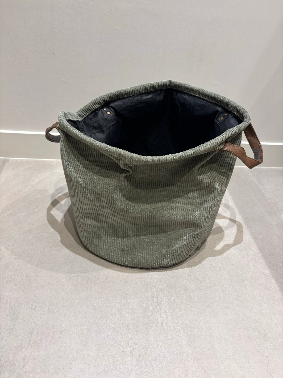 Groene ribfluwelen opbergmand met leren handvatten, Ophalen, Groen, Gebruikt, Modern
