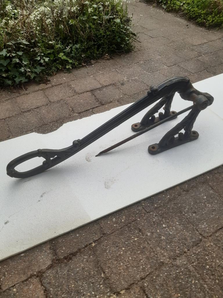 Antieke gietijzeren handpomp, Ophalen