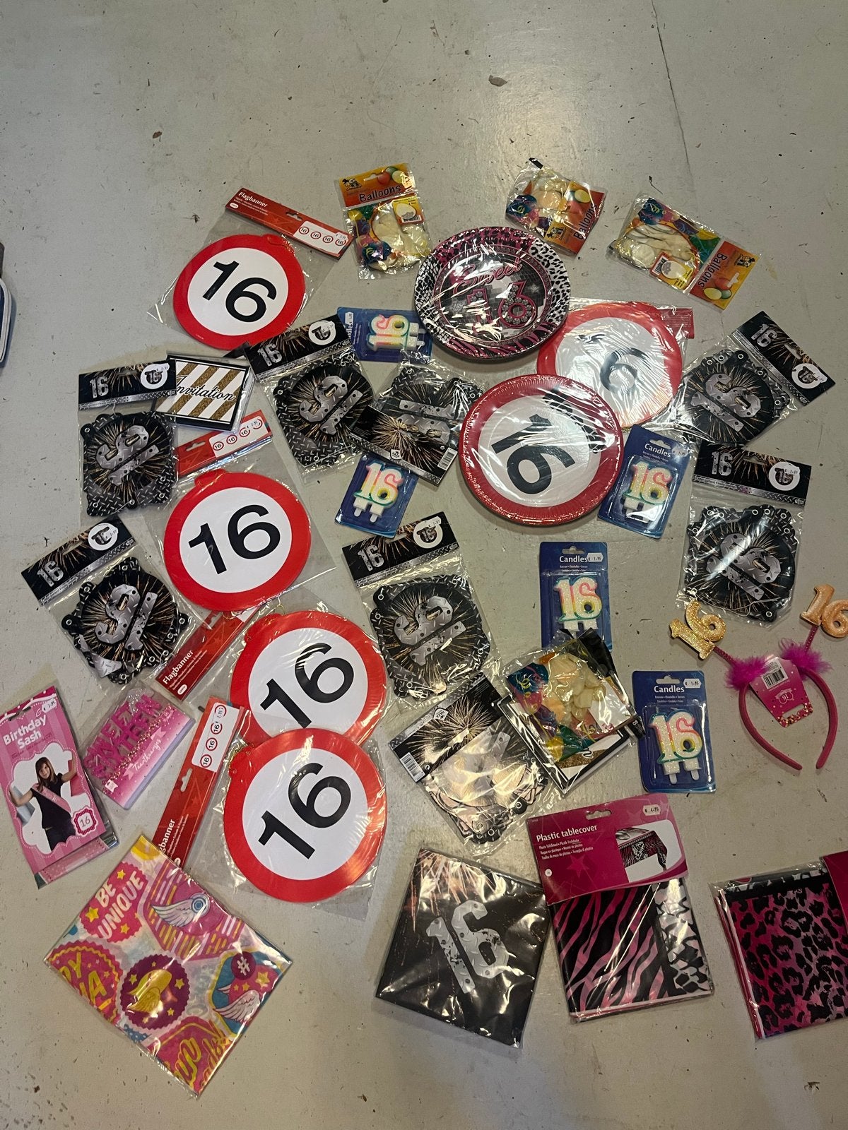 Groot feestpakket 16e verjaardag - Sweet Sixteen, Hobby en Vrije tijd, Ophalen, Nieuw, Versiering, Verjaardag