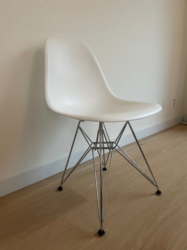 Witte Eames DSR stoel met chromen onderstel, Huis en Inrichting, Stoelen, Ophalen, Gebruikt, Wit, Eén