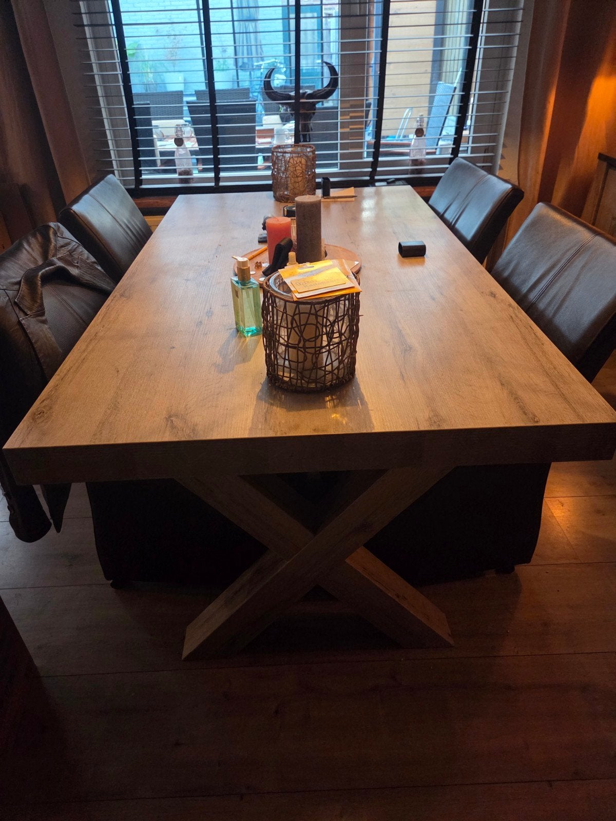 Complete set: Eettafel, salontafel, dressoir, barkast en tv-