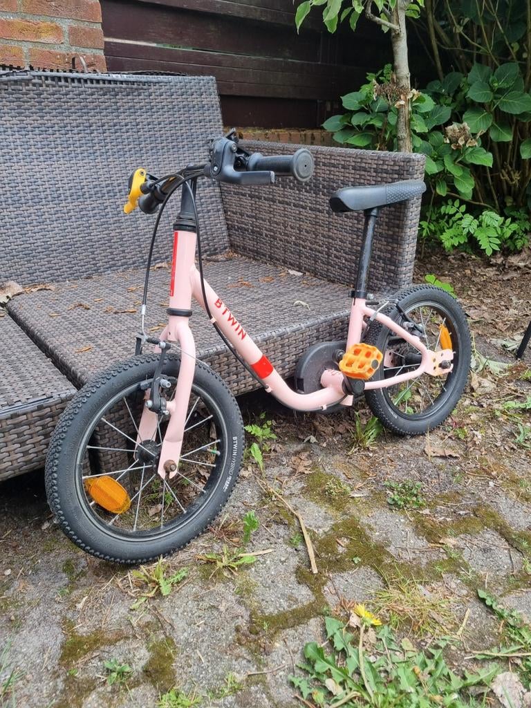 B'Twin kinderfiets 14 inch roze zonder zijwieltjes, Ophalen, Gebruikt, Minder dan 16 inch