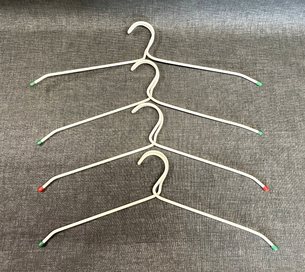 4 metalen witte Tomado kledinghangers jaren '60 vintage, Ophalen of Verzenden, Gebruikt, Metaal, Kinderen en Volwassenen