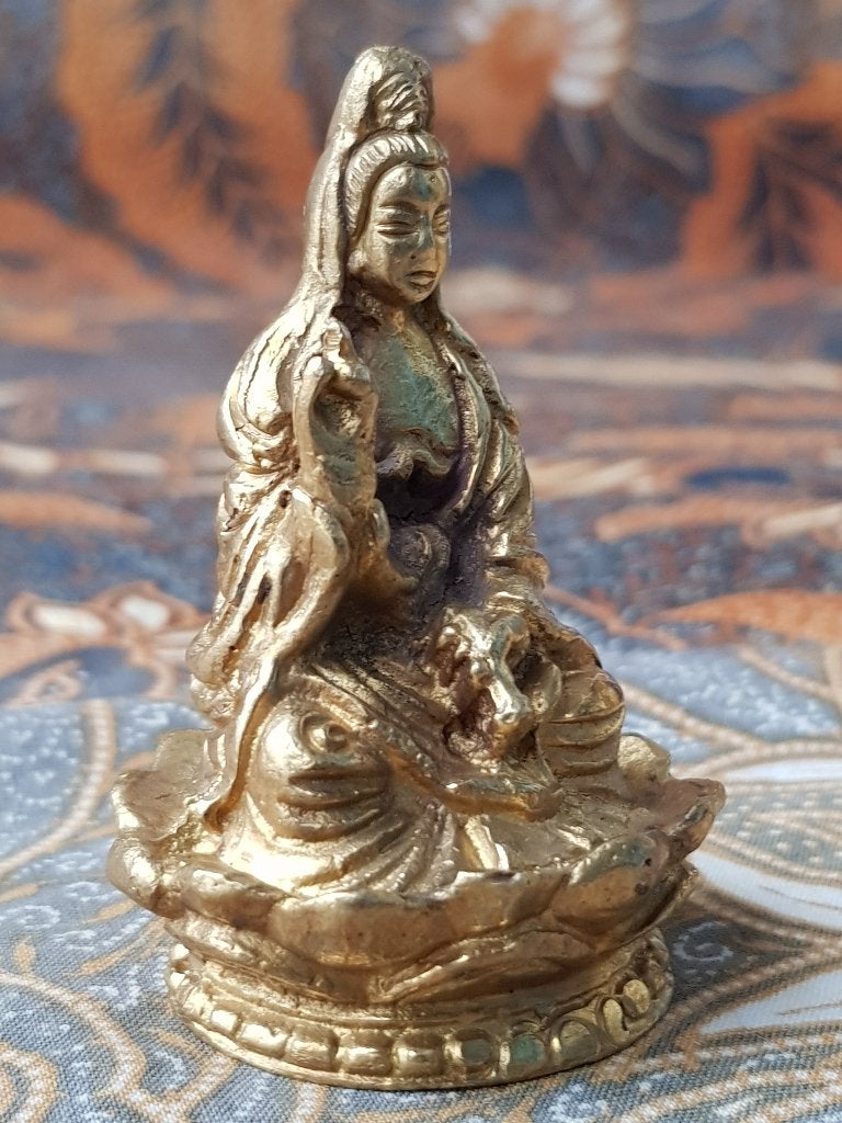 Mooi Oosters brons Guan Yin beeldje op een lotus 6,2 cm., Antiek en Kunst, Goud, Handgemaakt, Ophalen of Verzenden, Brons