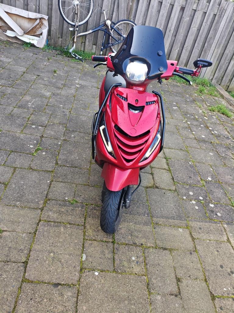 Piaggio zip candy red 80cc, Fietsen en Brommers, Scooters | Piaggio, Zip, Ophalen of Verzenden, Zo goed als nieuw, 80 cc