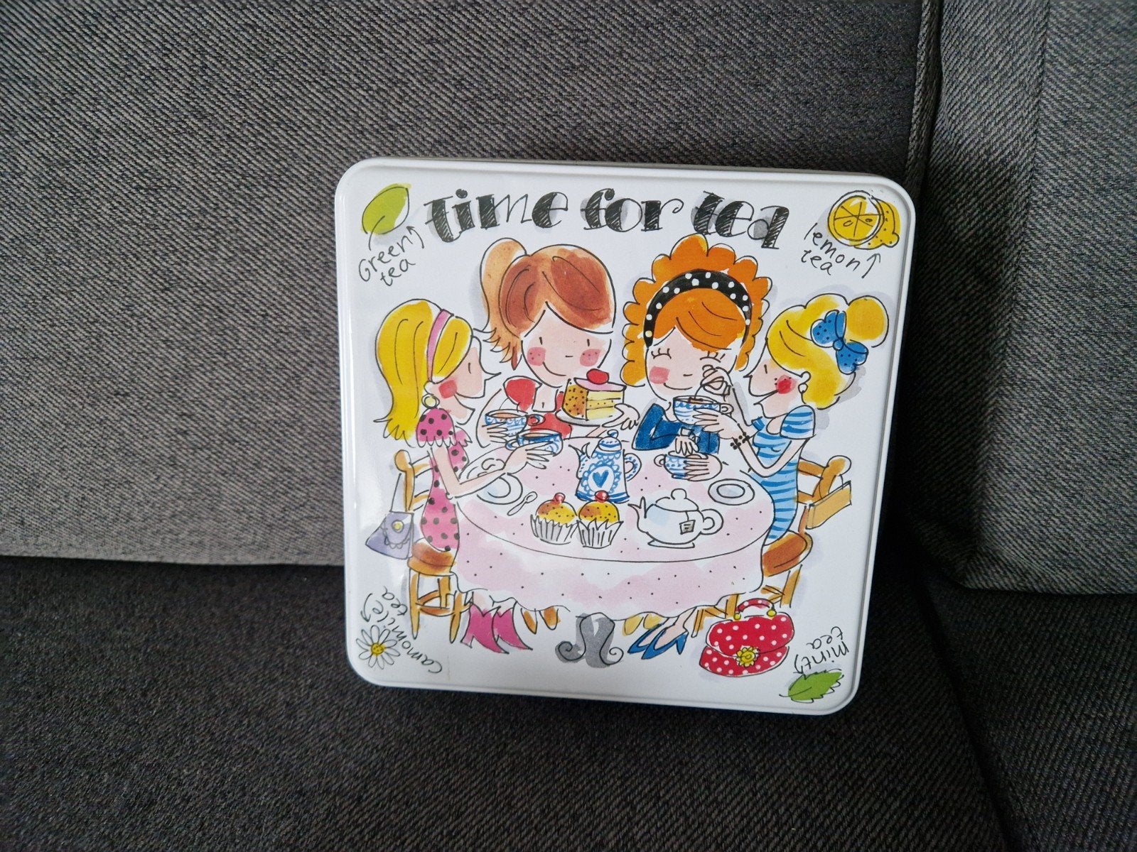 Leuke theedoos 'Time for Tea' met vrolijke illustraties, Gebruikt, Ophalen of Verzenden, Metaal, Meerkleurig