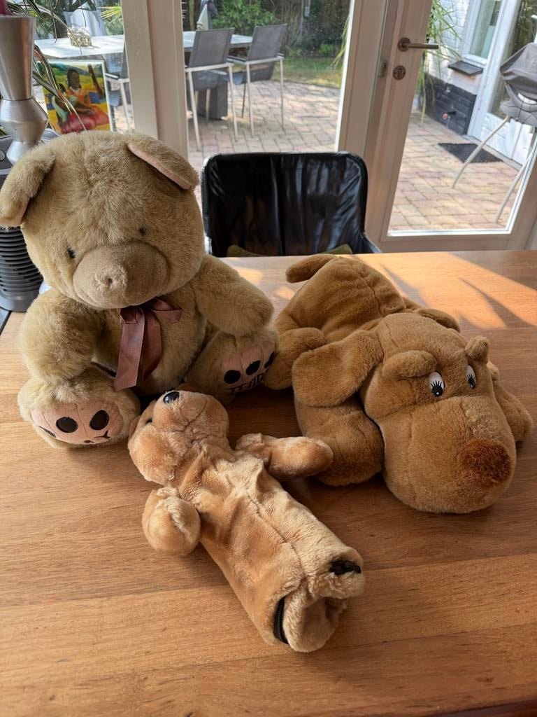 Drie knuffels: beer en twee honden, Kinderen en Baby's, Speelgoed | Knuffels en Pluche, Gebruikt, Beer, Ophalen of Verzenden, Middelgroot (20 tot 80 cm)