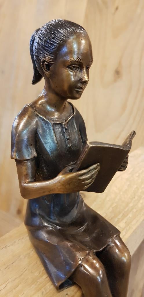 LEZEND MEISJE / BRONZEN BEELD / vrouw, Antiek en Kunst, Kunst | Beelden en Houtsnijwerken, Ophalen of Verzenden, Handgemaakt, Brons