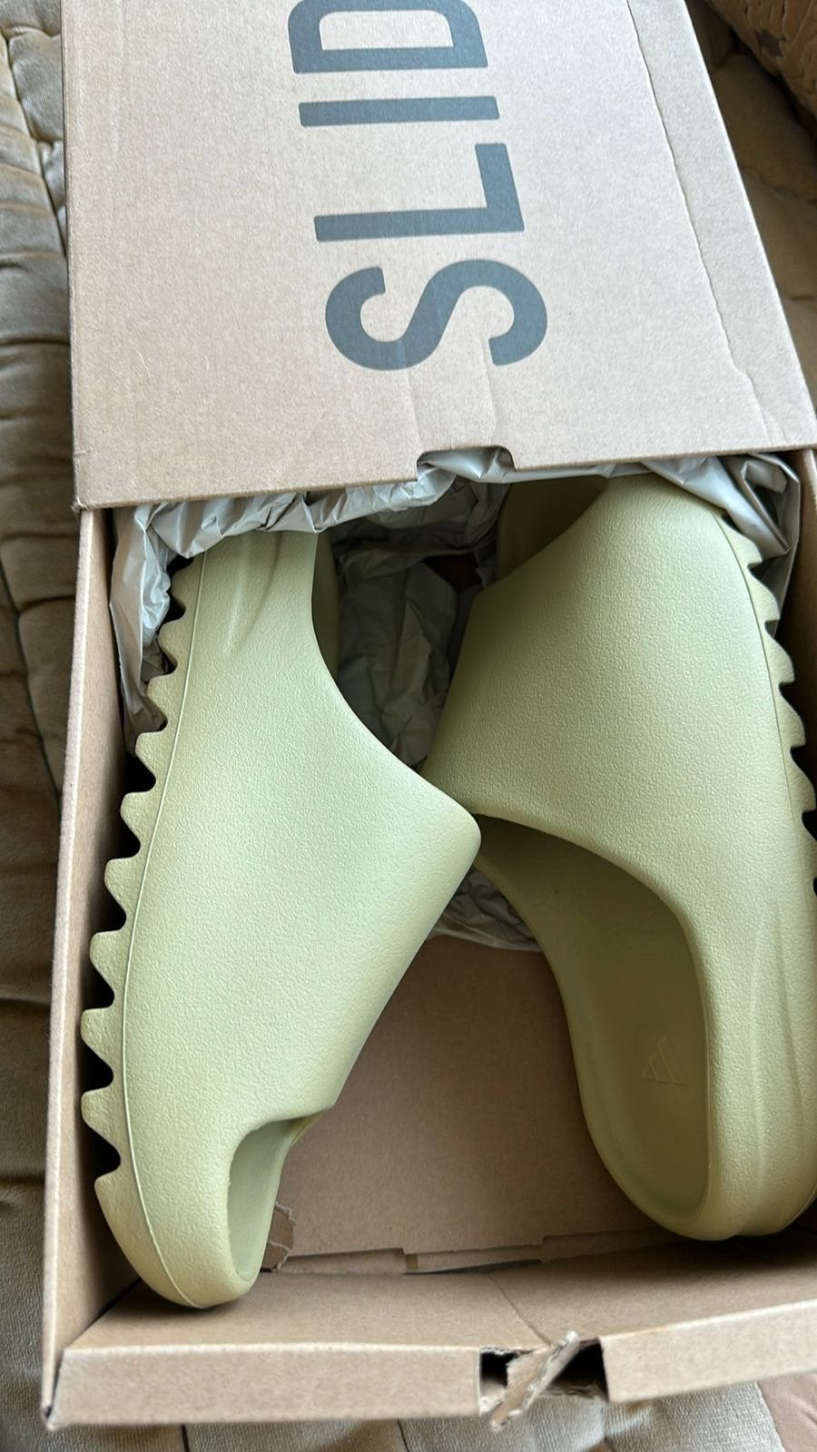 Te koop jeezy slide resin maat 43.nieuw in doos, Slippers, Overige kleuren, Nieuw, Ophalen of Verzenden