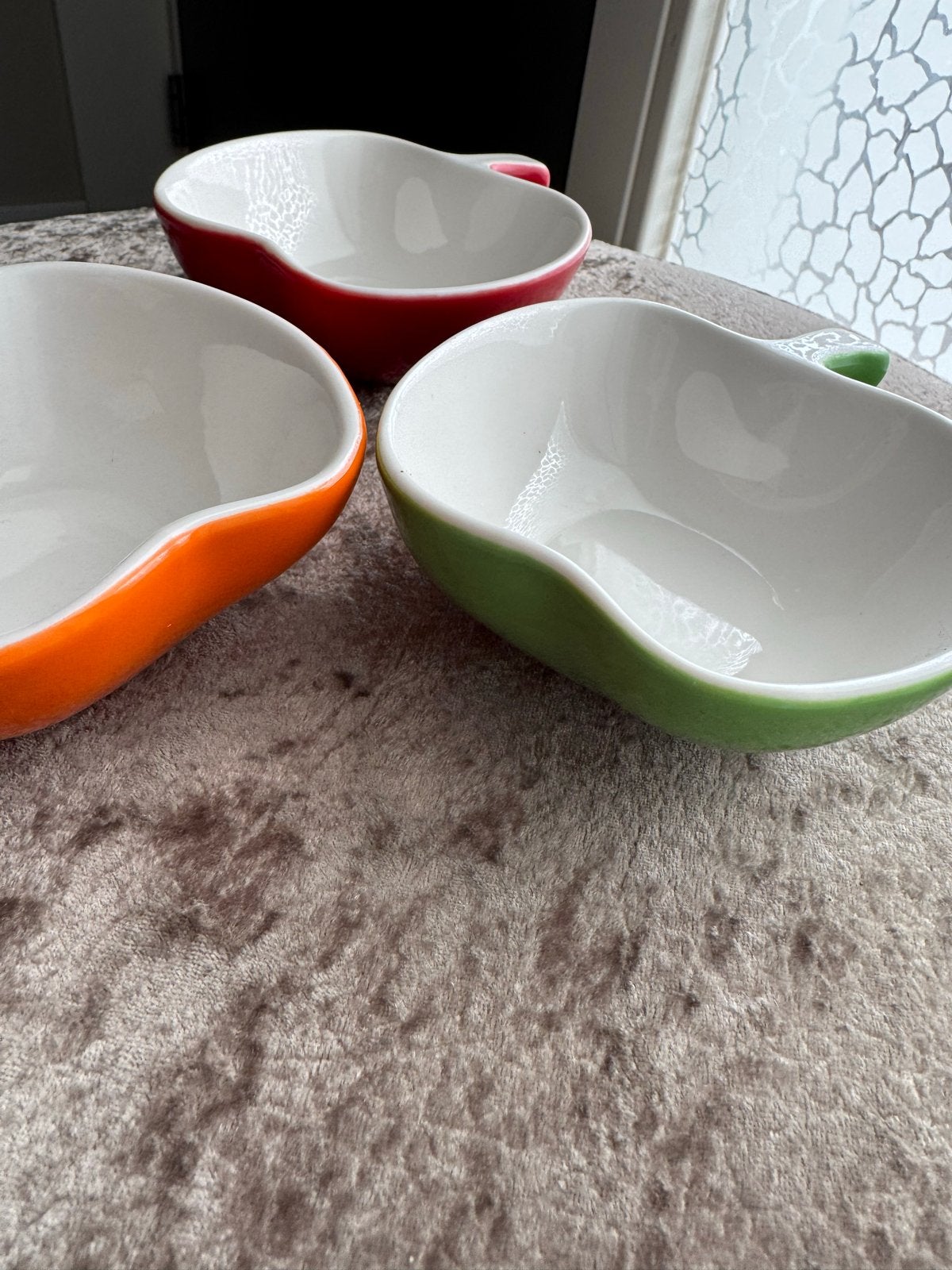 3 schaaltjes in appelvorm - rood, oranje, groen, Gebruikt, Porselein of Keramiek, Schaal, Ophalen of Verzenden