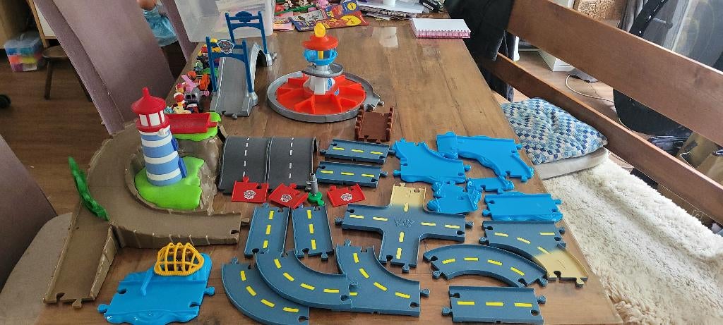 Paw patrol race autos met stad, Ophalen, Zo goed als nieuw