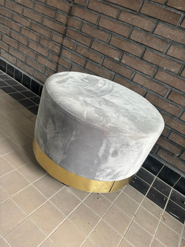 Luxe grijze velvet poef / hocker met gouden rand op wieltjes, Huis en Inrichting, Ophalen, Minder dan 50 cm, Rond, Zo goed als nieuw