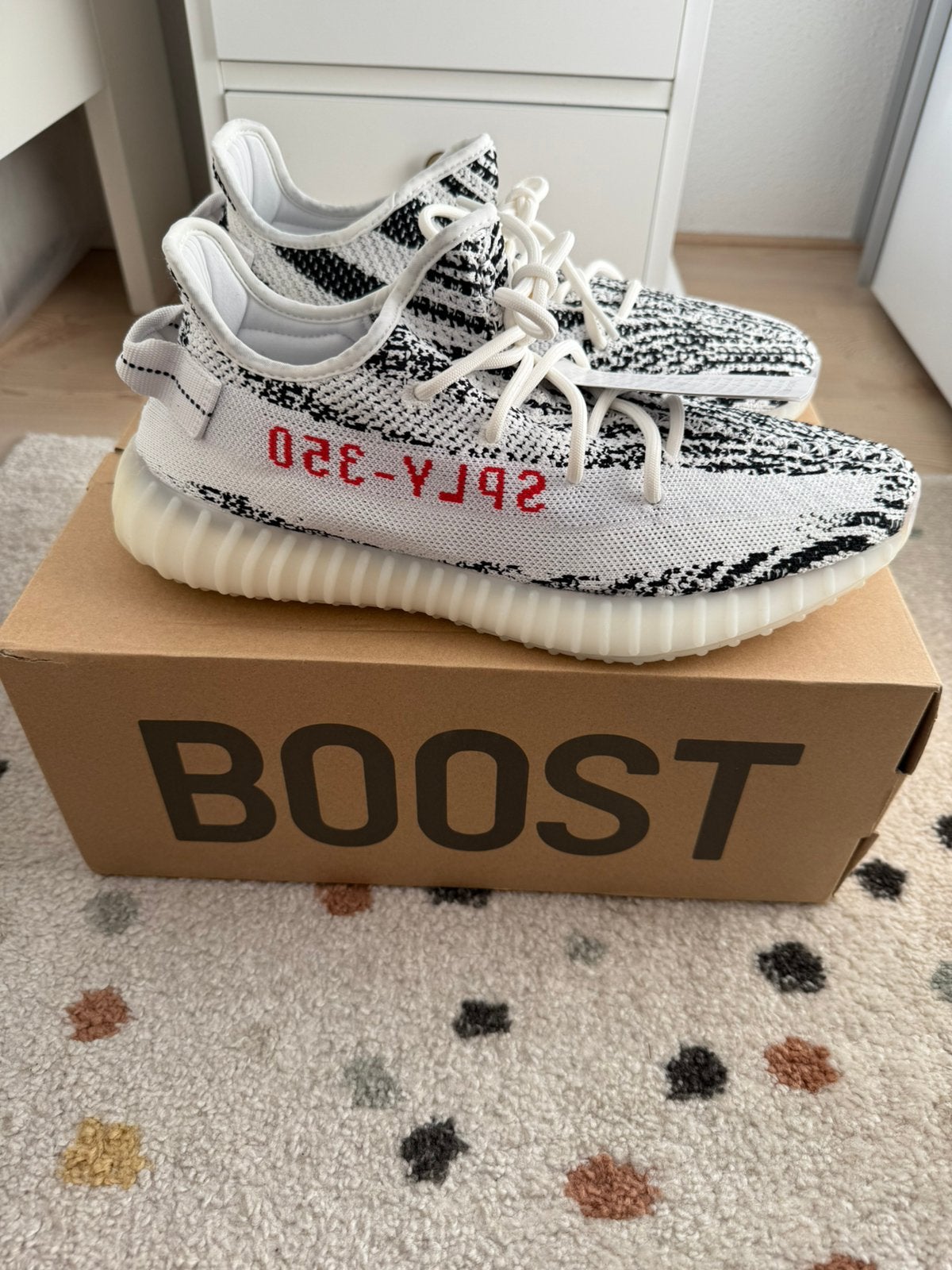Adidas Yeezy Boost 350 V2 Zebra (nieuw), Kleding | Heren, Schoenen, Ophalen of Verzenden, Nieuw